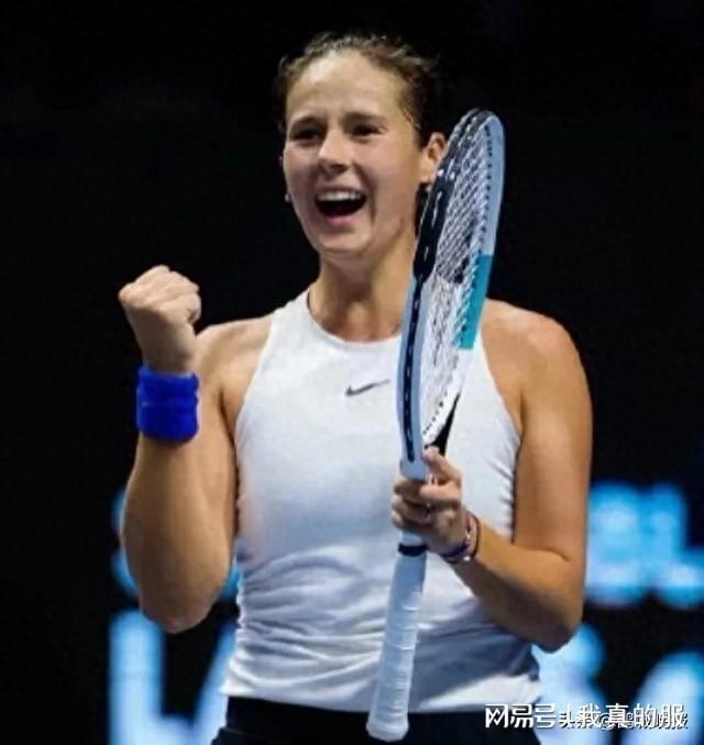 九游体育官网阿扎伦卡在美国队比赛中绝杀，爆冷引发热议！(阿扎伦卡晕倒)